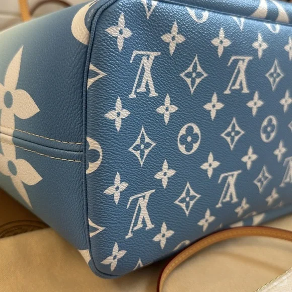 Brand new never used Louis Vuitton Blue and White Shoulder Bag Neverfull MM - Picture 13 of 15